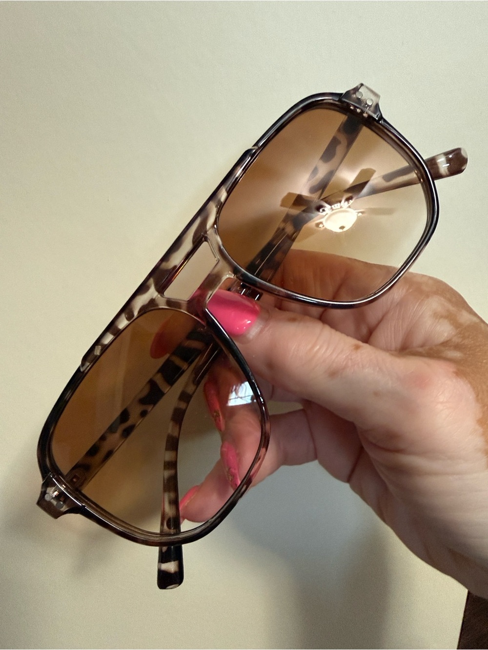 Women’s Tortoiseshell Sunglasses - Brown Gradient Lenses - Picture 5 of 8